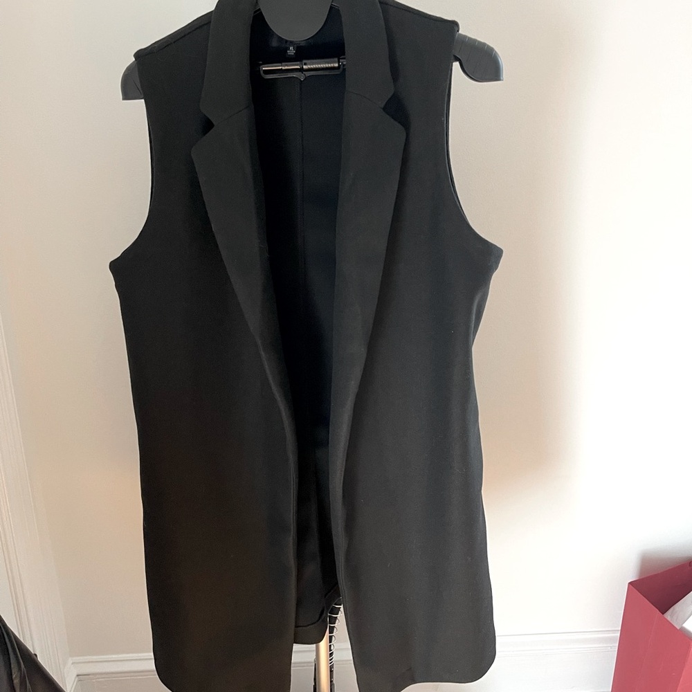 Fleece Long Line Vest Love Tree 5052
Black, XL Sleeveless 100% poly  length 37”